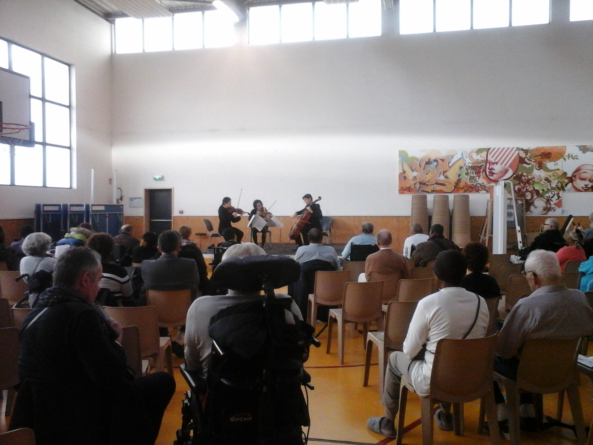 Un après-midi autour de la valse au CMPR de Bobigny Concert de musique classique dans le gymnase du CMPR de Bobigny