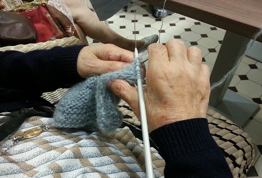 Une maille à l'endroit, une maille à l'envers, malgré le temps qui passe les mains sont toujours aussi efficaces Atelier tricot