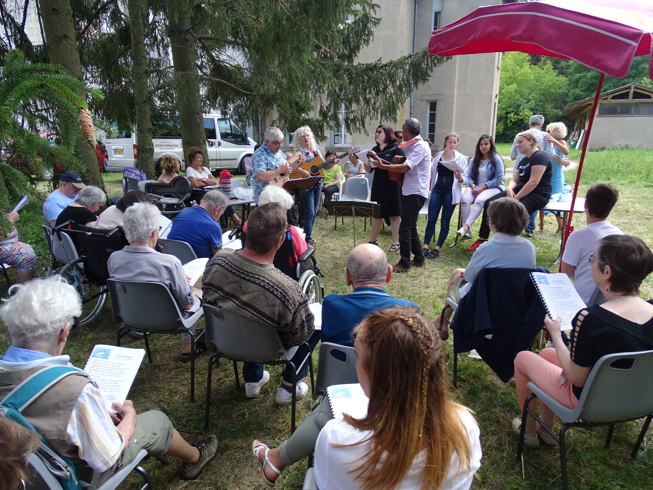 Pique-nique musical pour tous les acteurs du projet   « Chantons ensemble » au domaine de Préville, lieu perdu en pleine campagne.