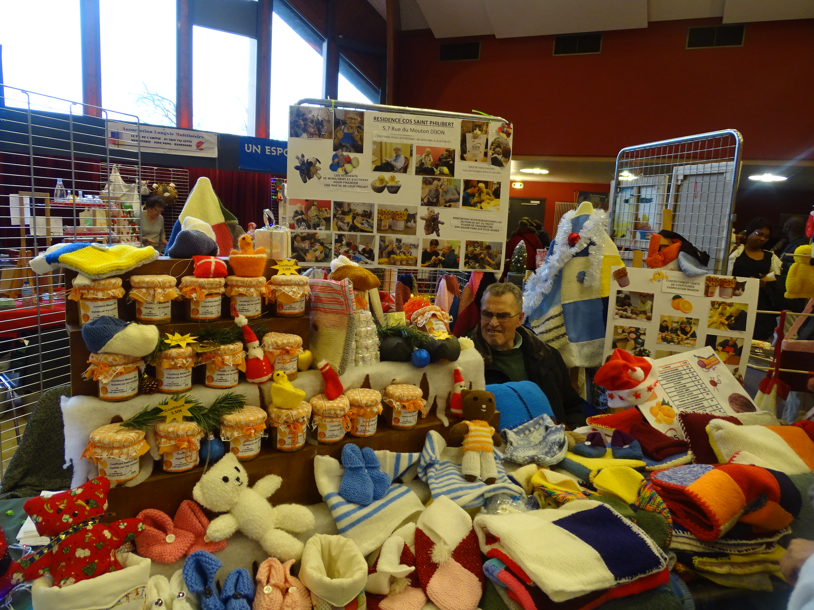 Les habitants de la résidence COS Saint Philibert, acteur de leur projet,  exposent et vendent leur travaux au marché de Noël.