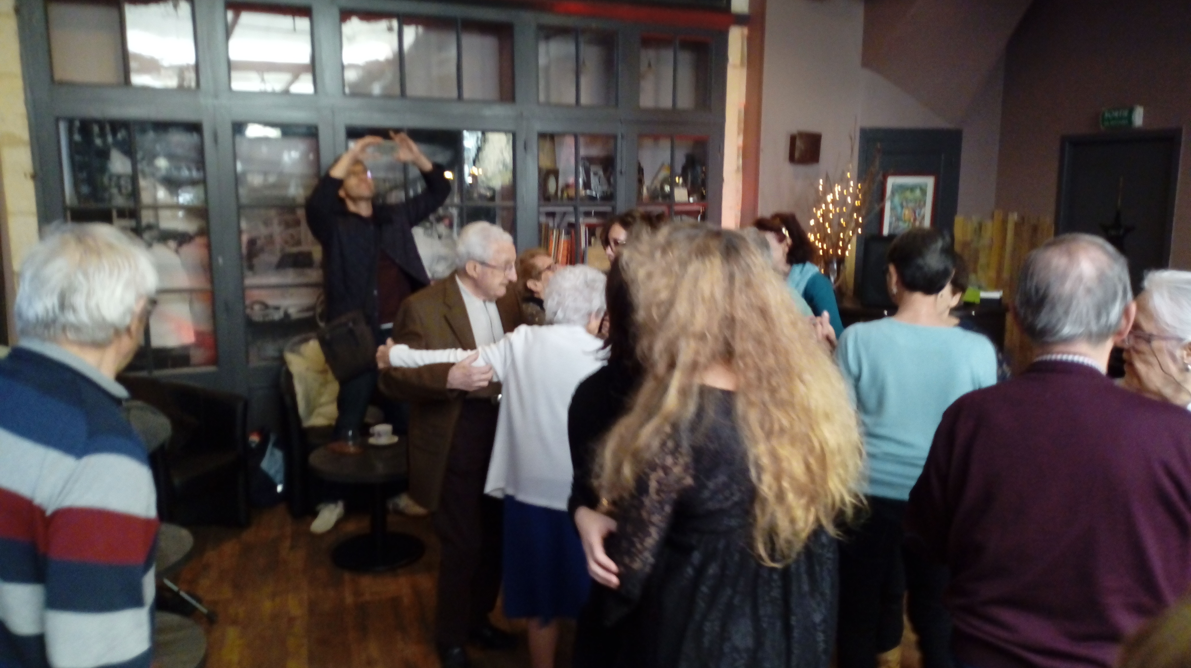Un beau projet partagé avec le quartier Le bar Le Garage fait danser les résidents.