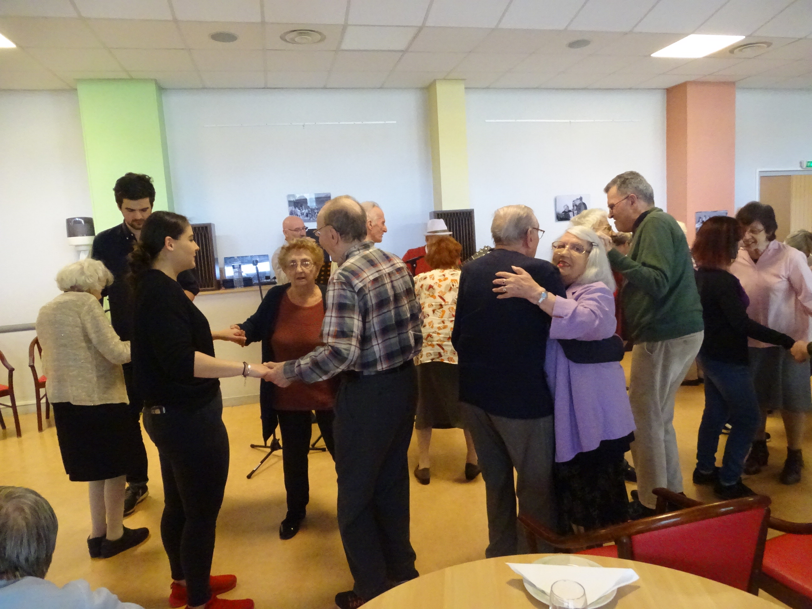Bal des anniversaires à la résidence COS St Philibert
