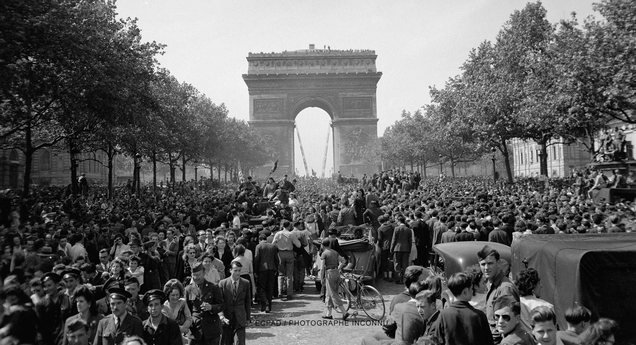 La fin de la Guerre Les français fêtent la Victoire