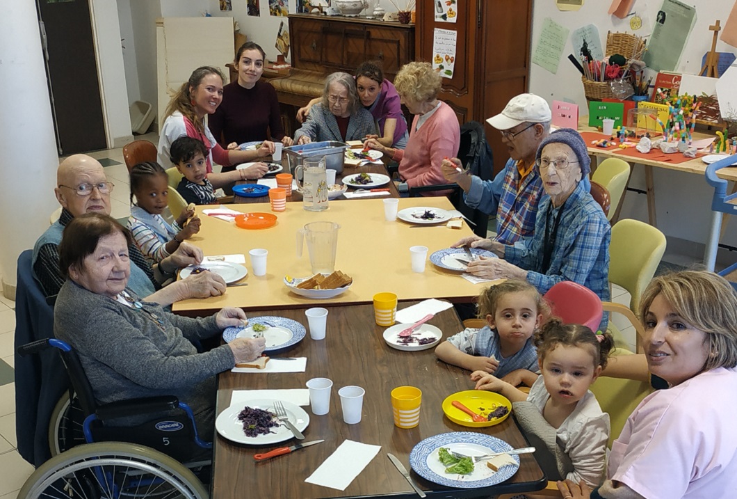 Repas intergénérationnel avec la crèche au PASA Repas intergénérationnel avec la crèche au PASA
