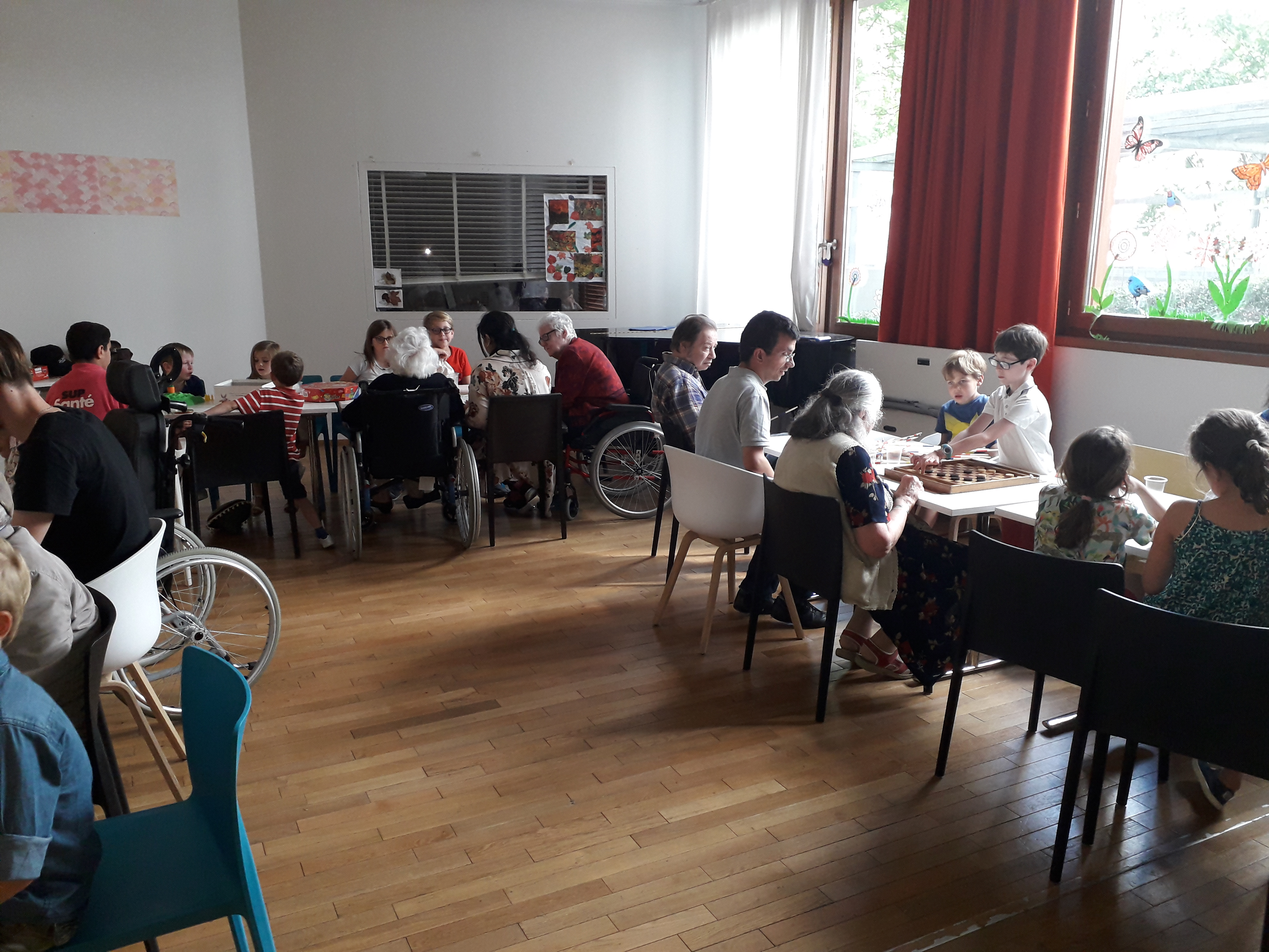 Un moment convivial de détente Jeunes et résidents dans une ambiance bon enfant !