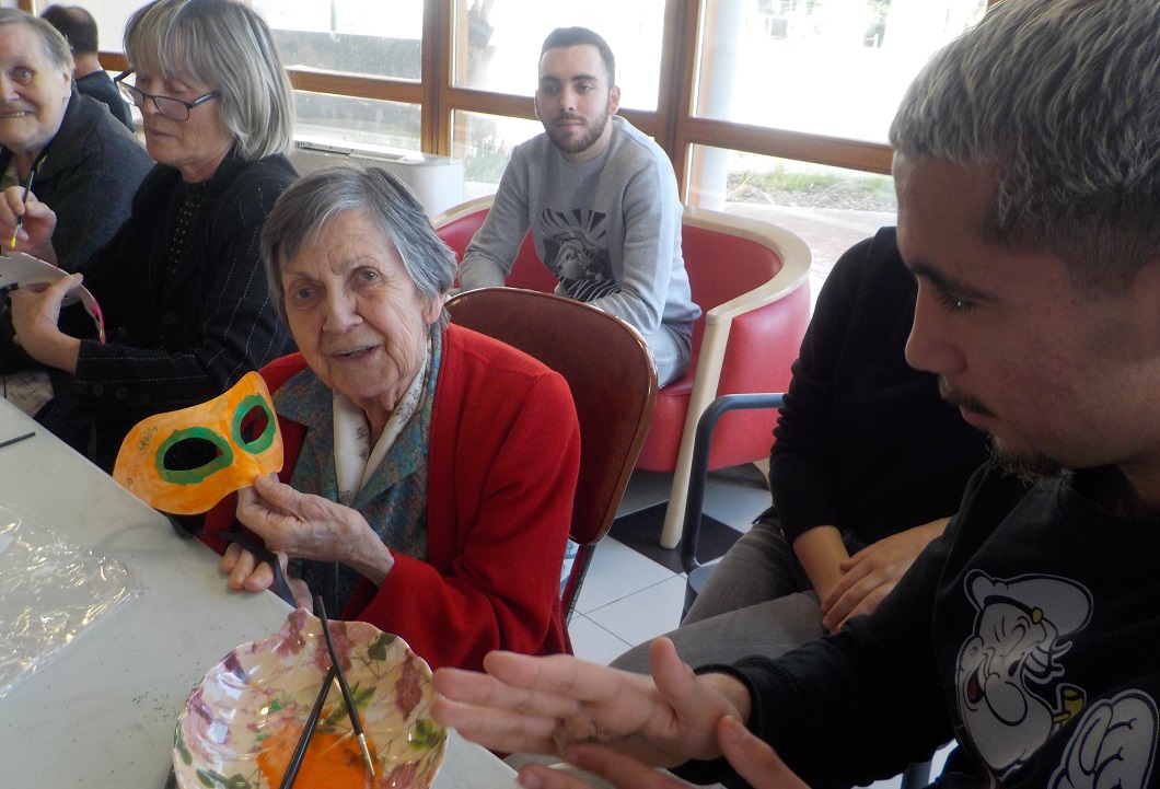 Décoration de masques avec les élèves du lycée professionnel