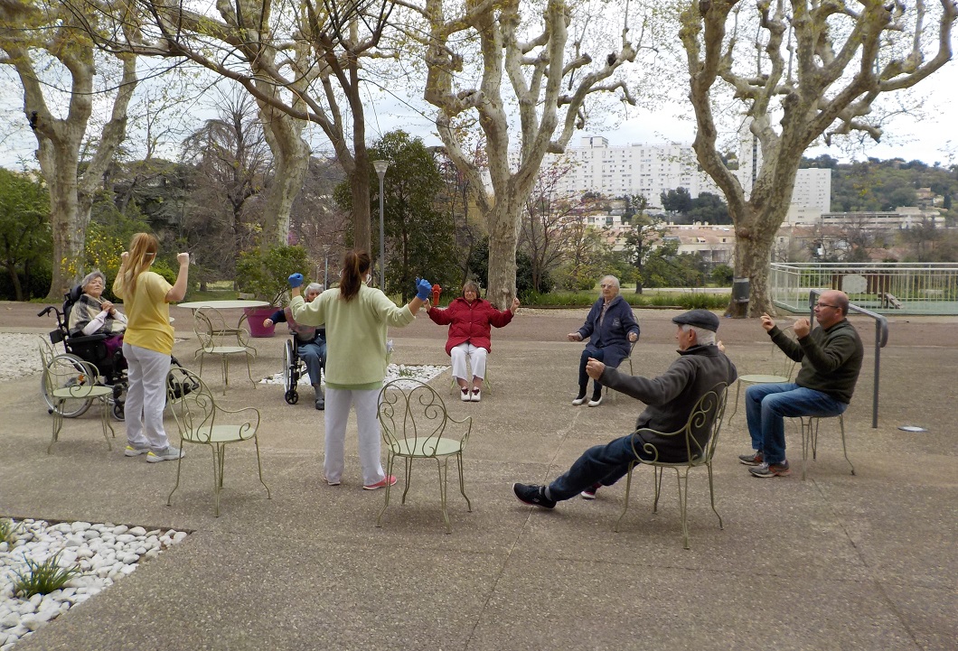 Séance de gym douce sur le parvis de la Source