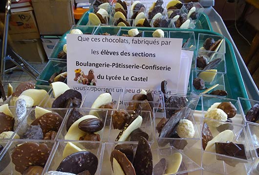 Les chocolats de Pâques offerts par les élèves du Lycée le Castel Les chocolats de Pâques offerts par les élèves du Lycée le Castel