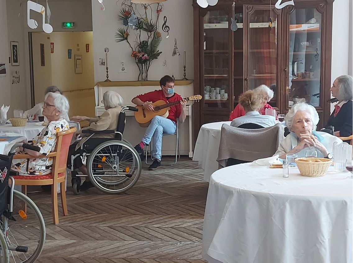 Hugo, jouant de la guitare pendant le temps du déjeuner