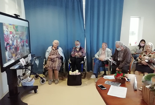 Moment partage : Chants de noël entre les résidents et les enfants en visioconférences Moment partage : Chants de noël entre les résidents et les enfants en visioconférences