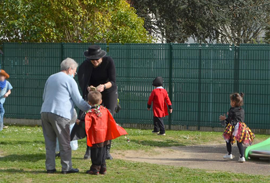 échange intergénérationnel à l'occasion du carnaval de l'école des Broderies échange intergénérationnel à l'occasion du carnaval de l'école des Broderies