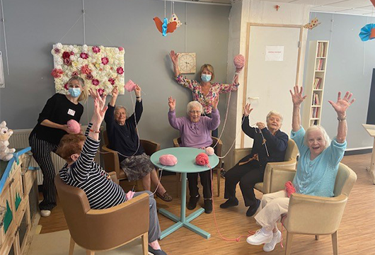 Atelier tricotage d'écharpe à l'Ehpad COS Le manoir pour la mobilisation "Octobre rose" 2022 Atelier tricotage d'écharpe à l'Ehpad COS Le manoir pour la mobilisation "Octobre rose" 2022