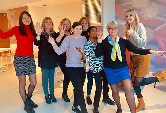 Anissa avec Pauline Uzureau, directrice de l'établissement et une partie de l'équipe Anissa avec Pauline Uzureau, directrice de l'établissement et une partie de l'équipe