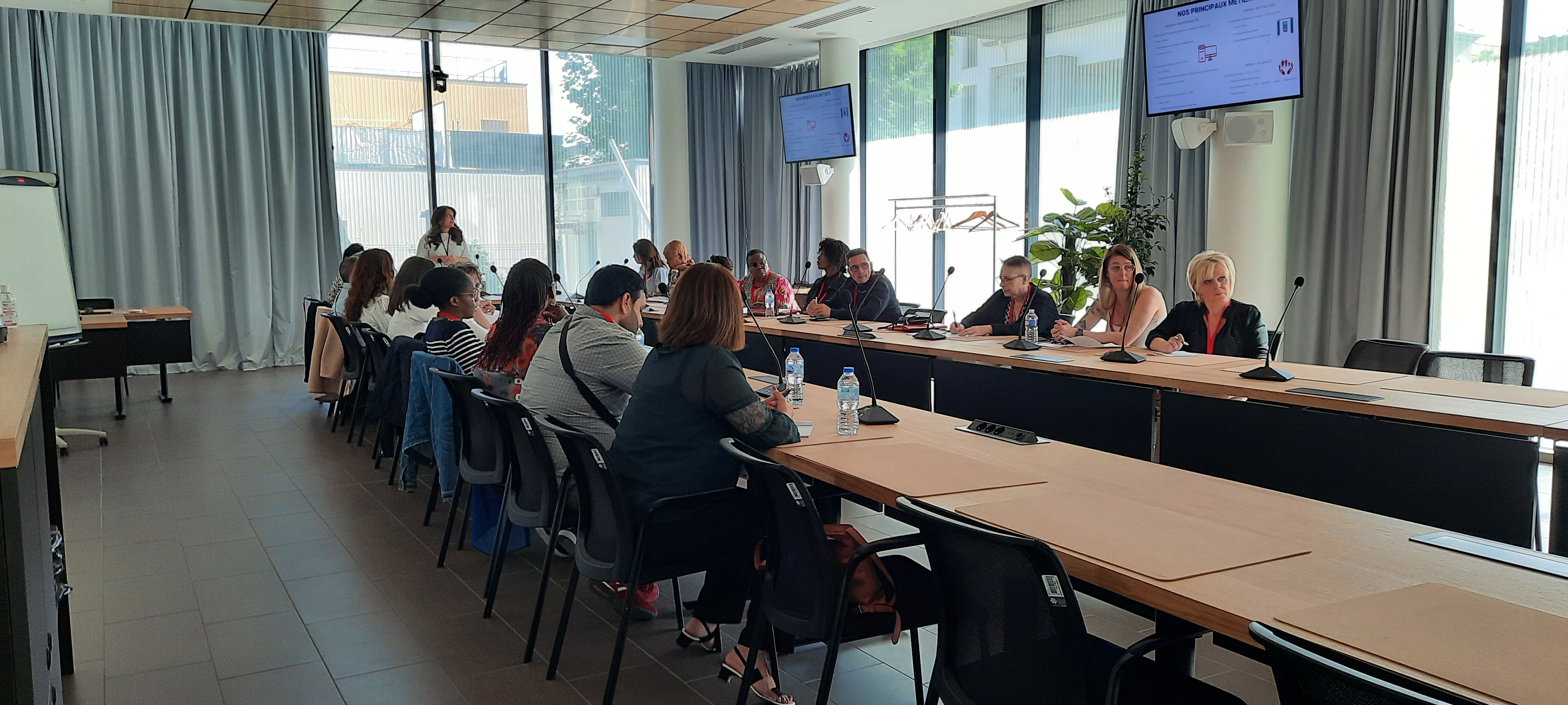 Rencontre des stagiaires du Cos CRPF avec la Caf de Melun groupe de personnes autour d'une grande table