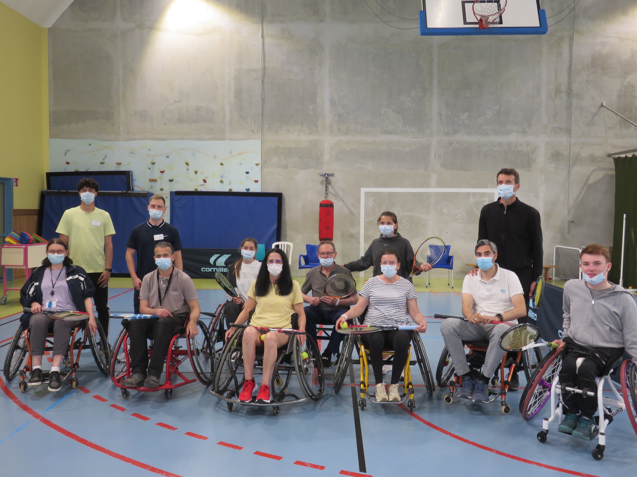 Un groupe de participants et d'encadrants