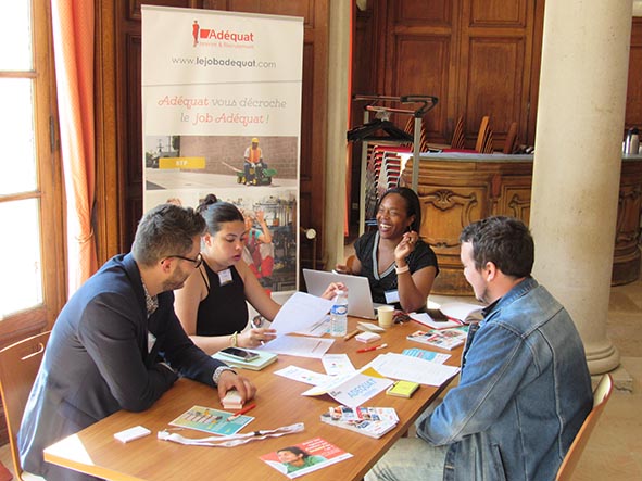 Rencontre entreprises et stagiaires 3 personnes autour d'une table en train d'échanger