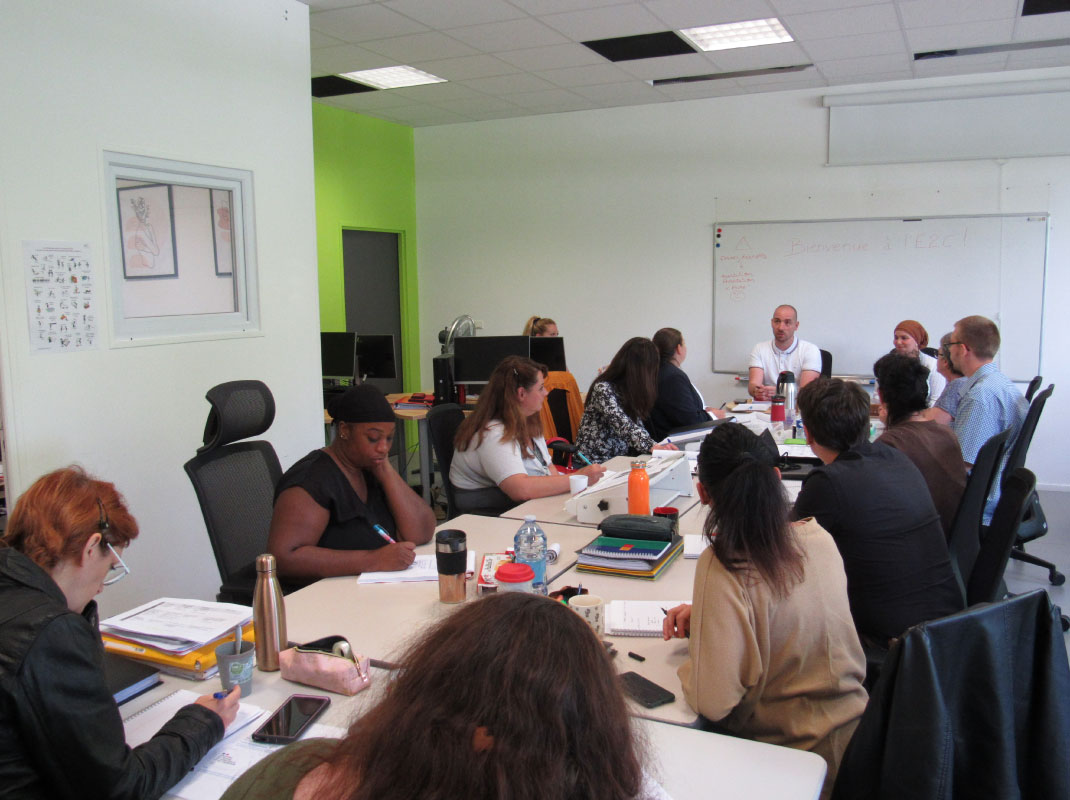 stagiaires autour d'une table en discussions