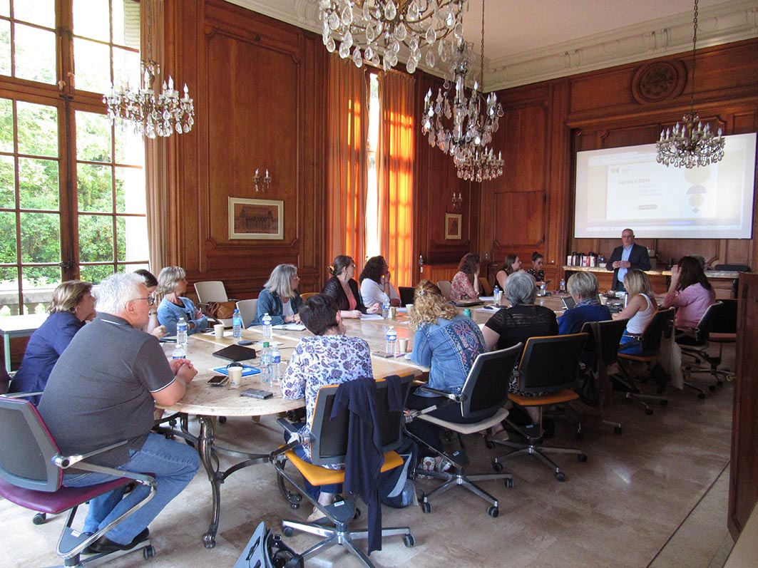 visite de Cap Emploi, Pole Emploi et MDPH Nièvre partenaires autour d'une table avec grand écran alumé au bout de la table