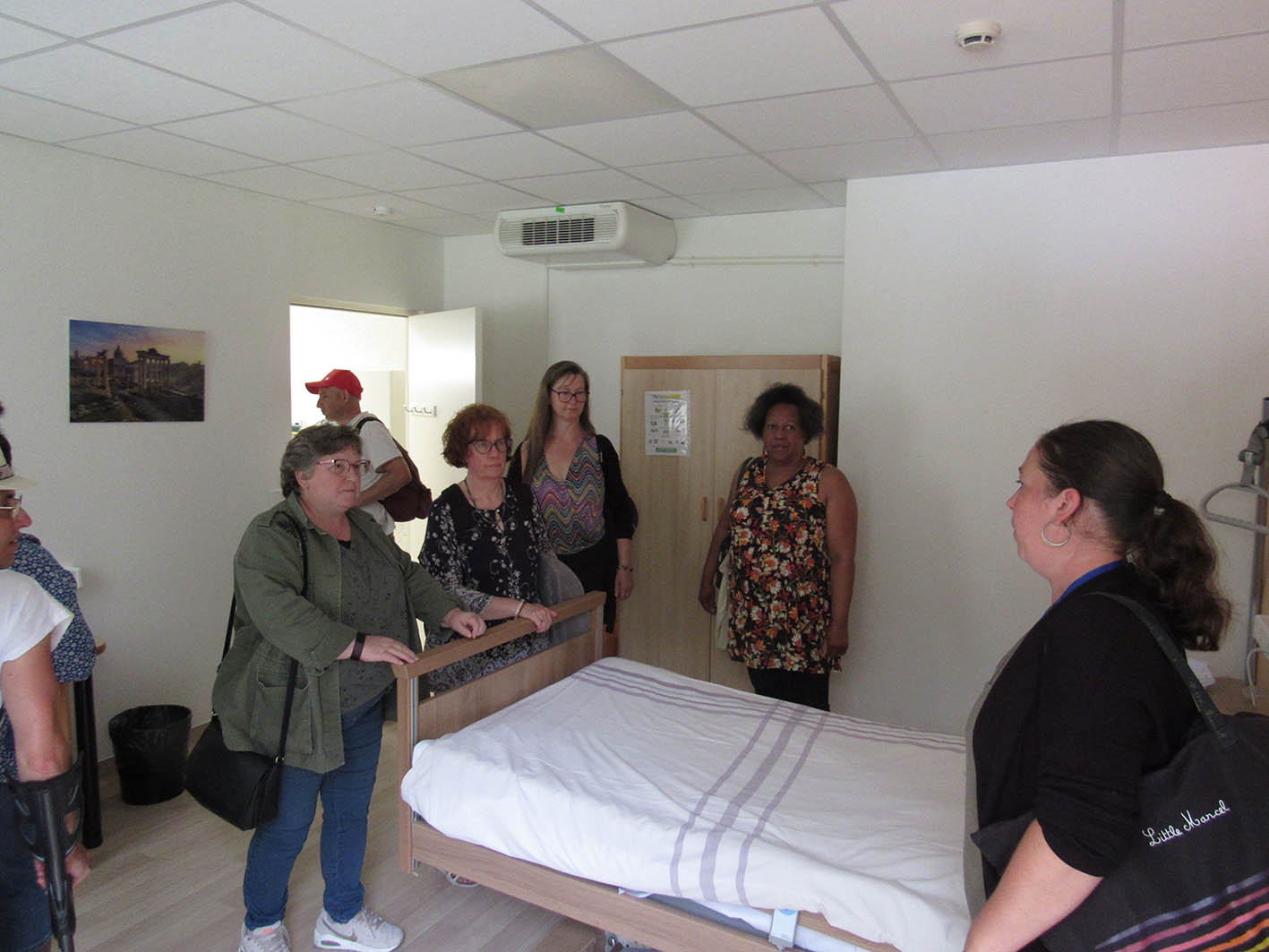 La MDS de Coulommiers en visite au COS CRPF personnes visitant une chambre