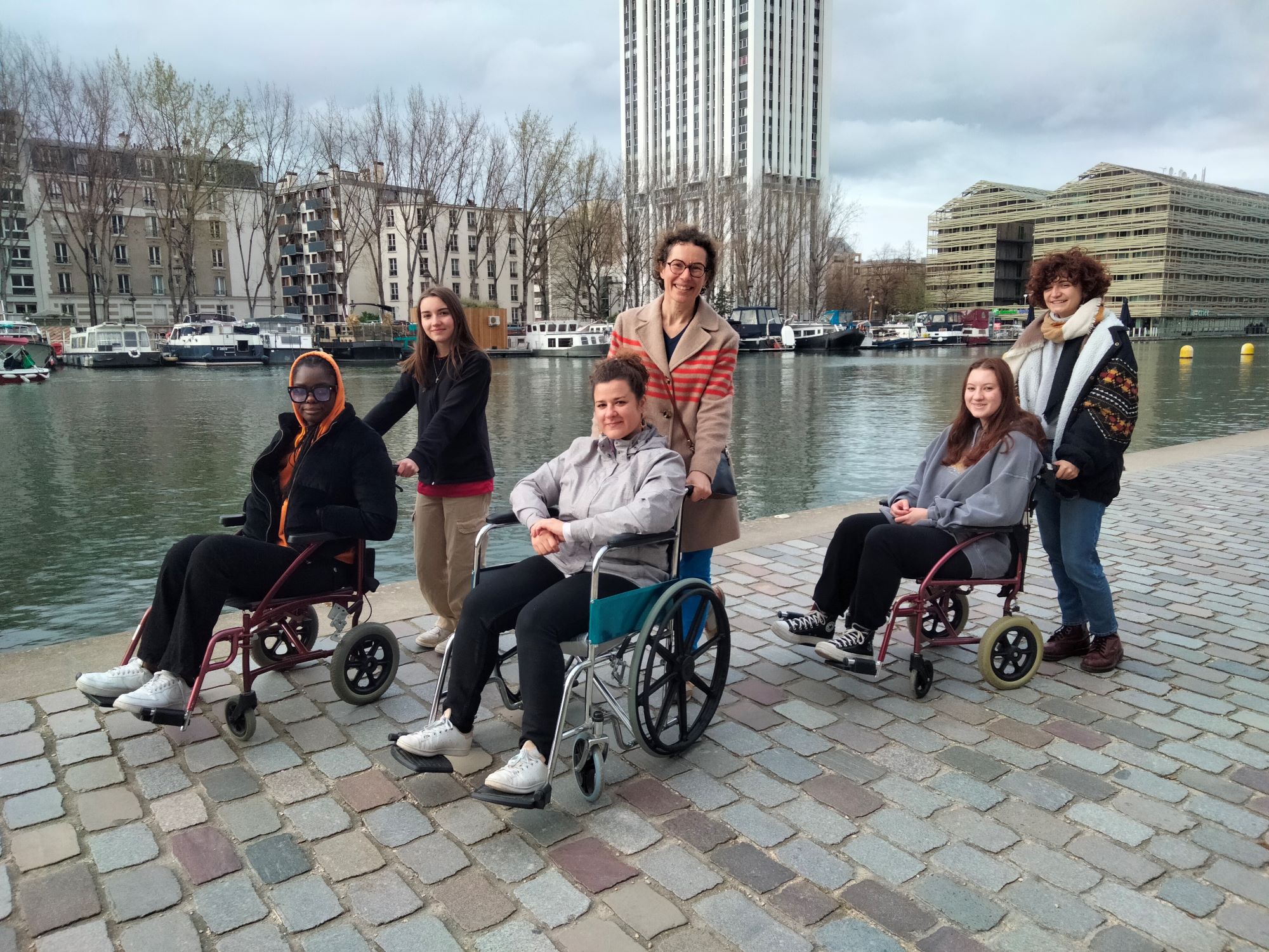 Une balade placée sous le signe du partage et de l'échange ! Six jeunes bénévoles de l’association Rhiz’homes ont participé à une balade en fauteuil roulant le long des quais de la Seine. 3 d'entres-eux sont dans des fauteuils tandis que les autres sont leur chauffeurs.