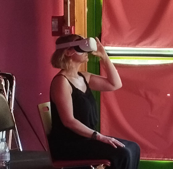 Expérience de réalité virtuelle au COS une personne avec un casque de réalité virtuelle sur les yeux