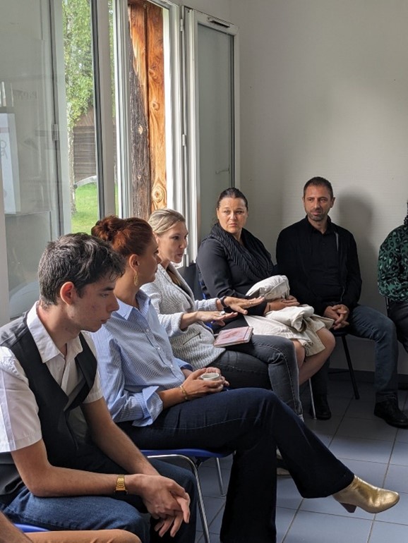 La Fondation Ellen Poidatz recevait M. Jean-Benoît Dujol, Directeur Général de la Cohésion Sociale et M. Arnaud Flanquart, sous-directeur de l’Autonomie ce jeudi 28 septembre pour une table ronde réunissant les professionnels de la Plateforme Parcours Inclusion Territoire (P-PIT), et les familles. Annick Vadot et Bruno Giovannoni représentaient le COS CRPF de Nanteau dans le cadre de la plateforme Mozaïc. Cette rencontre a permis d’échanger sur la transformation de l’offre à destination des personnes en situation de handicap et la mise en place des plateformes de services, de mettre en exergue les réussites, les freins et les leviers à mettre en œuvre, et d’illustrer les partenariats et collaborations (Fondation COS Alexandre Glasberg, Commune de Saint-Fargeau-Ponthierry, …). Lors de cette matinée d’échanges, le jeune Thomas, bénéficiaire de la Plateforme MOZAÏC et toujours pris en charge par l’IMPRO L’Envolée, a annoncé sa prise de poste à Décathlon en CDI le 2 octobre 2023. Nous lui souhaitons plein de réus Personnes en train d'échanger