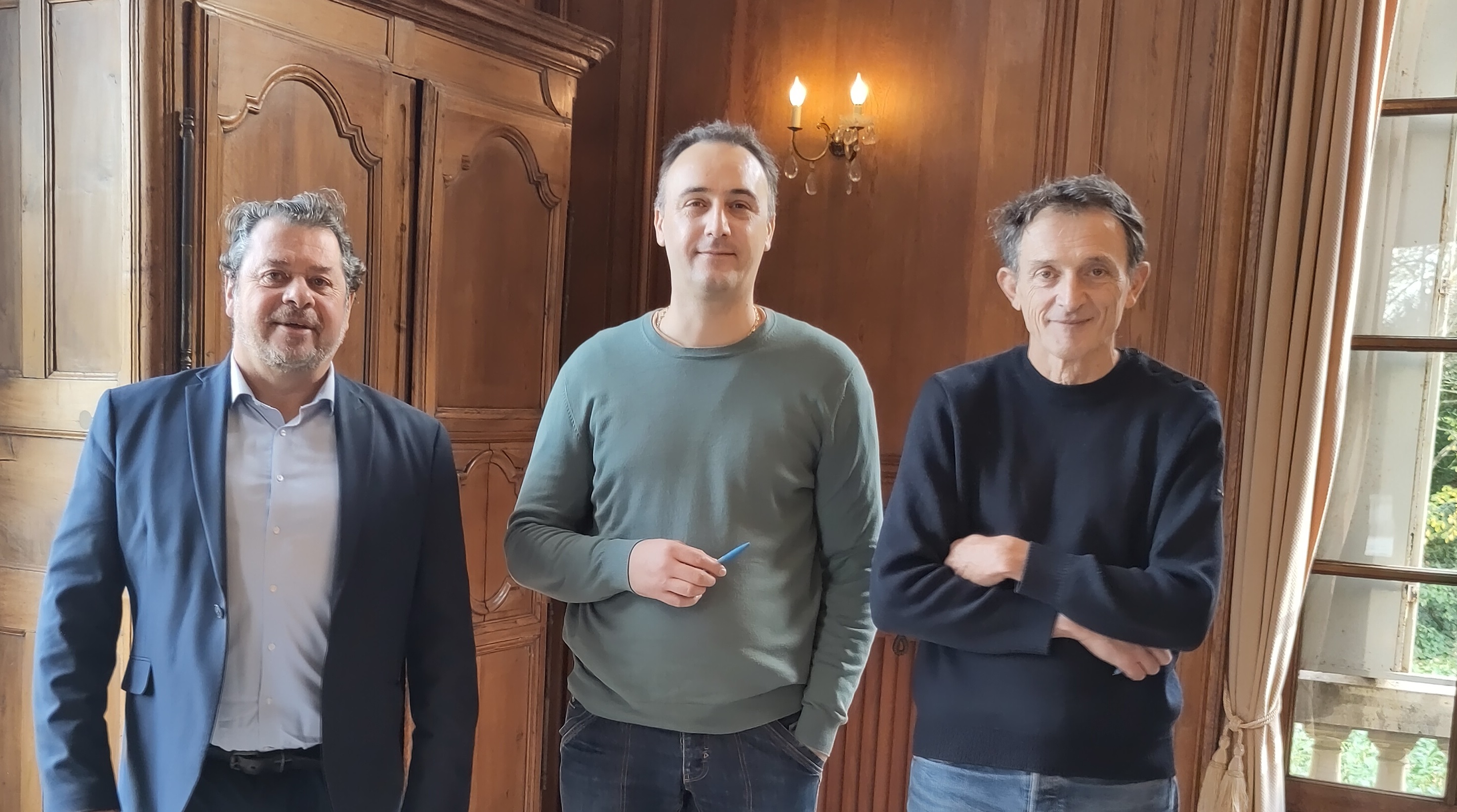 Partenariat avec Les Amis de Germenoy et le GEM l’Echappée Belle Trois directeur des structures posant devant la photo