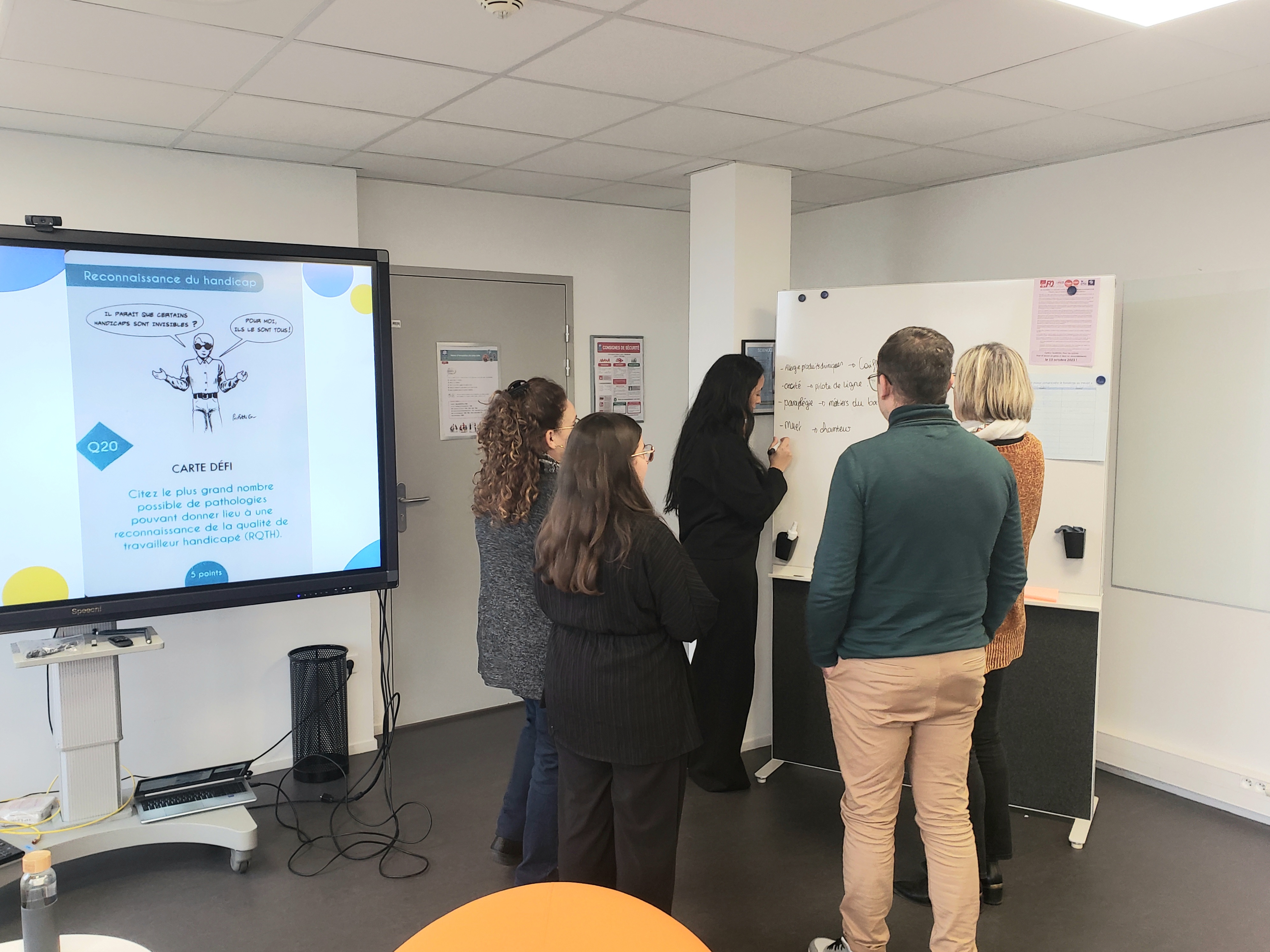 Action de sensibilisation auprès des salariés de la CAF de Melun plusieurs personnes en train de travailler autour d'un tableau