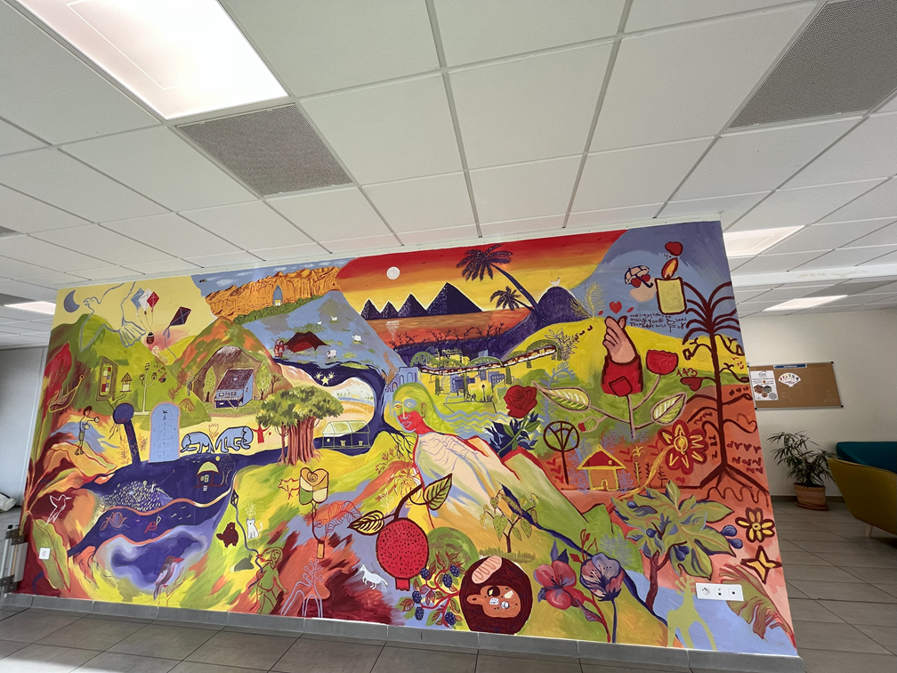 La fresque réalisée dans la salle de vie 