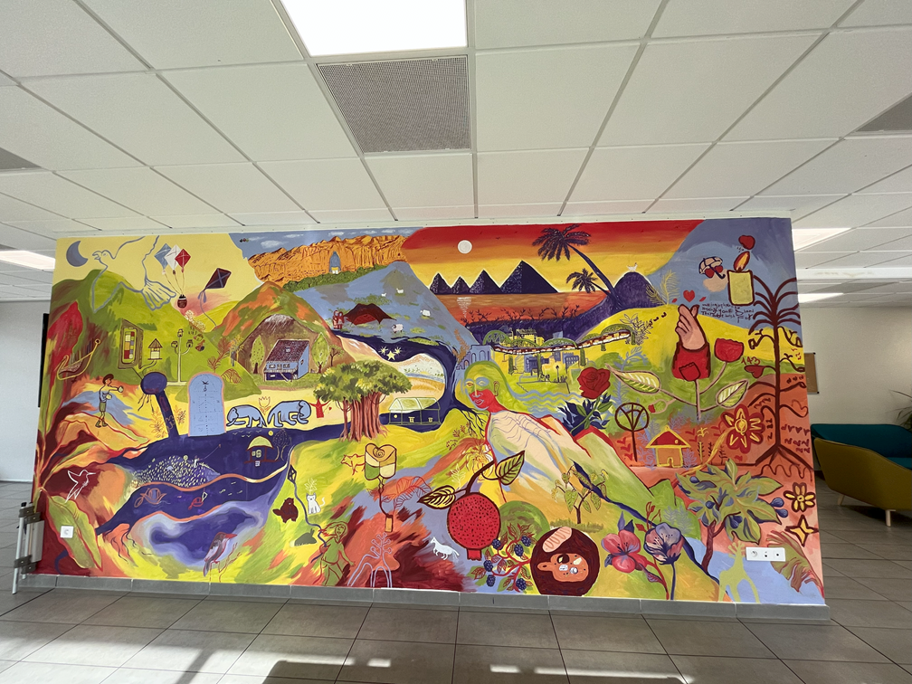 La fresque réalisée dans la salle de vie La fresque réalisée dans la salle de vie
