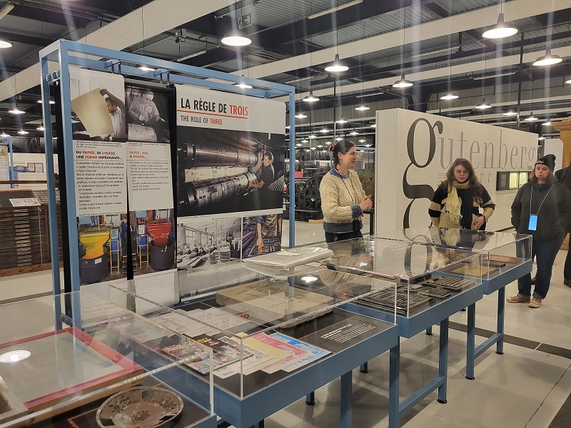 Visite du Musée de l’Imprimerie par les stagiaires de nos filières graphiques un stand avec du matériel d'imprimerie et deux stagiaires