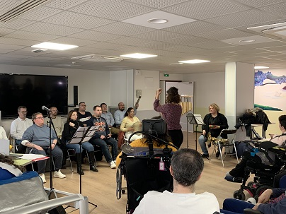 Soundpainting à la MAS Une quinzaine de personne en train de chanter devant un public