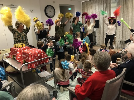Enfants et habitants en pleine samba De la joie , de la couleur et des chansons