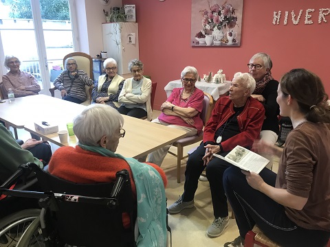 L'histoire du quotidien des Cognaçais dans la 1ère moitié du 20ème siècle ! Habitants et familles attentifs pour écouter Caroline, nouvelle bénévole depuis janvier