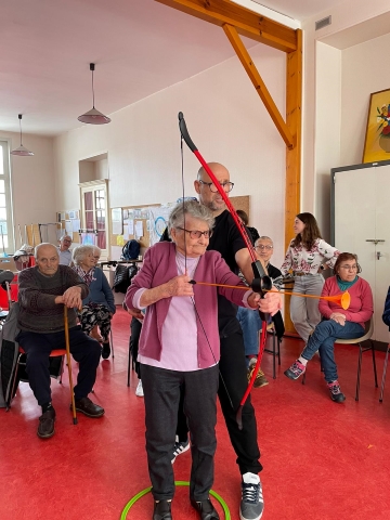 Concentration maximale pour viser la cible ! Le défi Tir à l'arc qui était le dernier des 4 épreuves sportives.