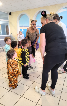 Un défilé avec la crèche pour le carnaval Un défilé avec la crèche pour le carnaval