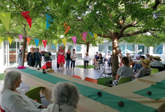 Des chapeaux, des sourires et beaucoup de convivialité : les 30 ans du Cèdre ont été célébrés avec élégance ! 