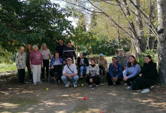 Une pétanque sous le soleil : un beau moment de partage intergénérationnel ! 