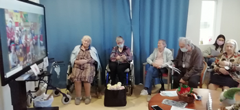 Moment partage : Chants de noël entre les résidents et les enfants en visioconférences