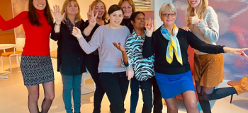 Anissa avec Pauline Uzureau, directrice de l'établissement et une partie de l'équipe