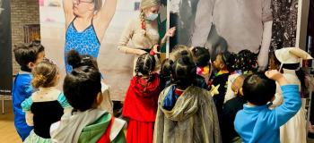 Les enfants de l’école Sainte Batilde de Chelles contemplent les photos de l'exposition