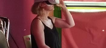 une personne avec un casque de réalité virtuelle sur les yeux