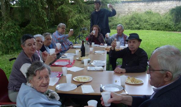 Déjeuner dans le jardin pour des résidents de Saint-Philibert