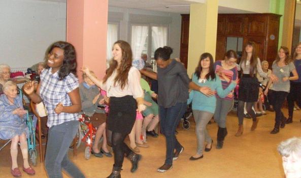 Animation d'étudiants bénévoles en maison de retraite