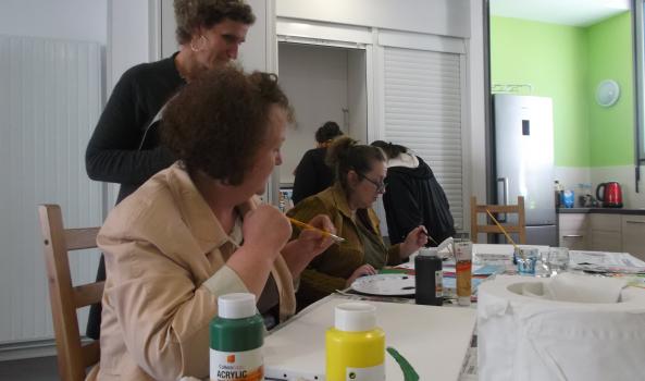 Atelier peinture à la maison relais La Cité