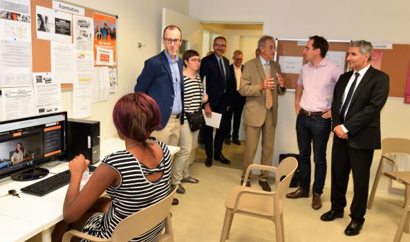 Visite de l'atelier informatique lors de l'inauguration le 20 juin 2017