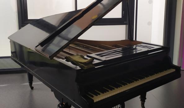 Un don du conservatoire de Fontainebleau - Piano 1/2 queue Erard