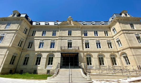 L'entrée du château - Résidence médicalisée COS Villa Pia