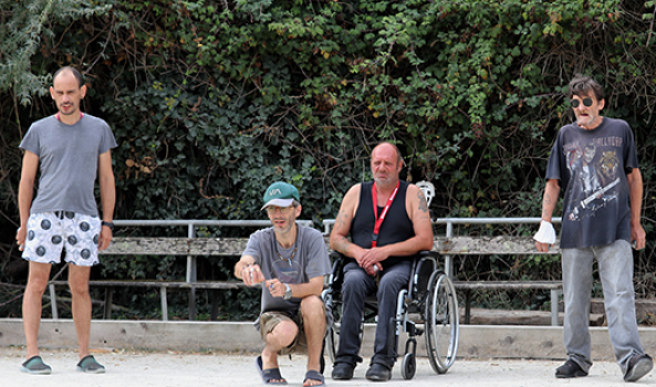Les résidents jouent à la pétanque