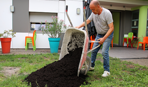 Aménagement du jardin par les résidents